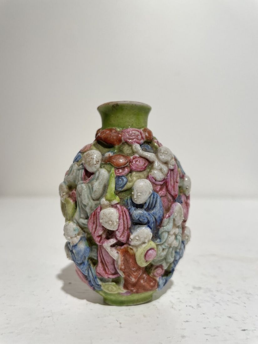 A FAMILLE ROSE MOULDED 'ARHAT' SNUFF BOTTLE 19th century - 7