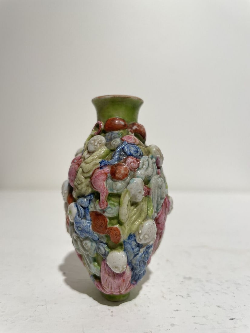 A FAMILLE ROSE MOULDED 'ARHAT' SNUFF BOTTLE 19th century - 8