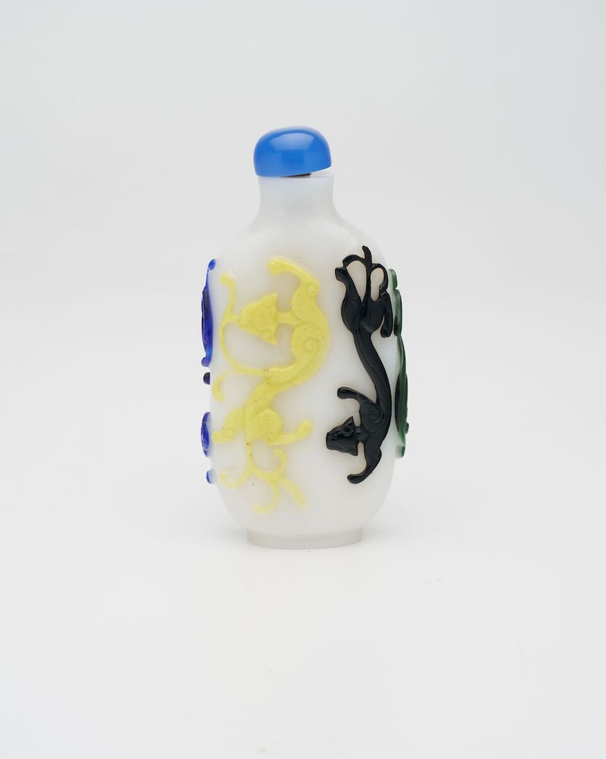 A MULTI-COLOUR OVERLAY GLASS 'CHI-DRAGON' SNUFF BOTTLE 1820-1880 - 5