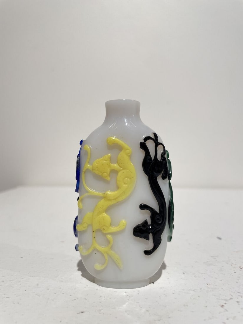 A MULTI-COLOUR OVERLAY GLASS 'CHI-DRAGON' SNUFF BOTTLE 1820-1880 - 9