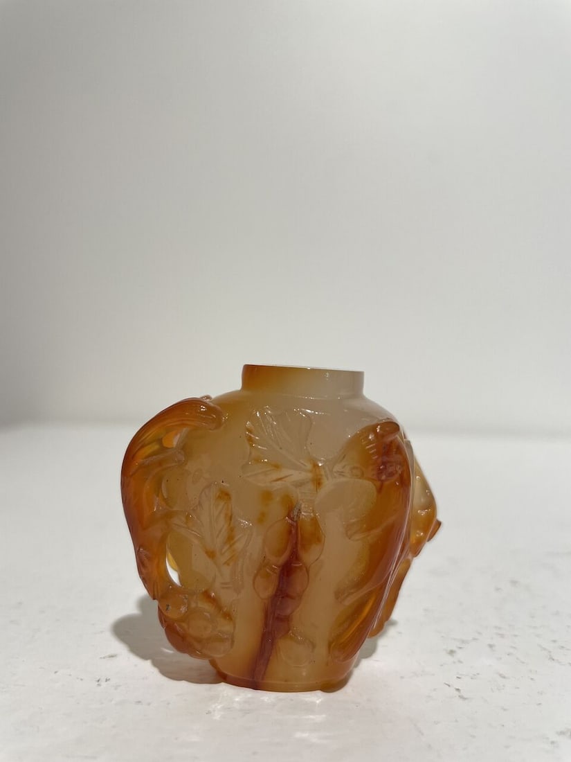 AN CHALCEDONY AGATE 'SQUIRREL' AND A STRIATED LAVENDER AGATE 'DAISY' SNUFF BOTTLE 19th/20th cent... - 7