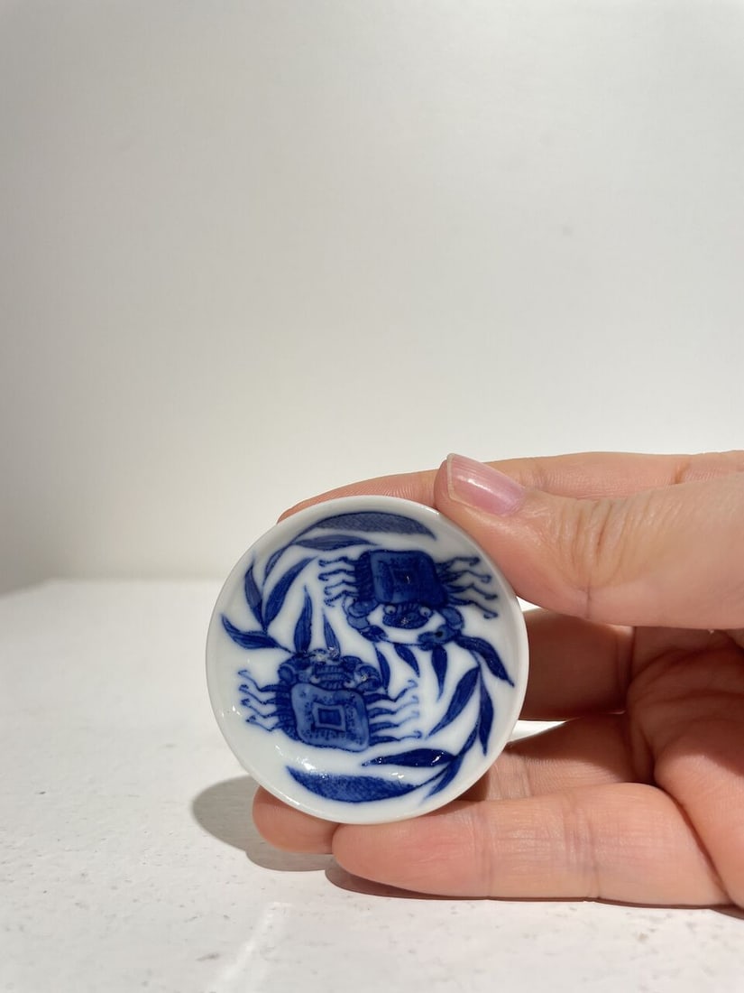 TWO CERAMIC SNUFF BOTTLES AND A SNUFF DISH The dish of two-character mark, 19th/20th century (3) - 3