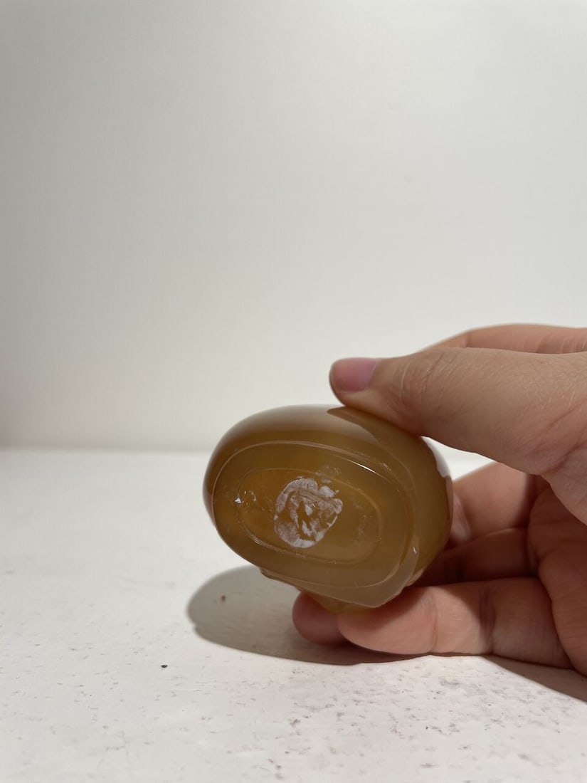 AN AGATE 'EGRET AND LOTUS' AND AN AGATE 'MYTHICAL BEAST' SNUFF BOTTLE 19th/20th century (2) - 3