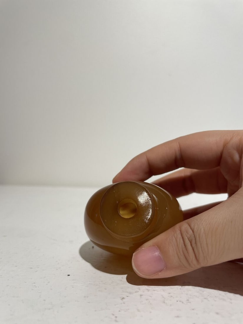 AN AGATE 'EGRET AND LOTUS' AND AN AGATE 'MYTHICAL BEAST' SNUFF BOTTLE 19th/20th century (2) - 4