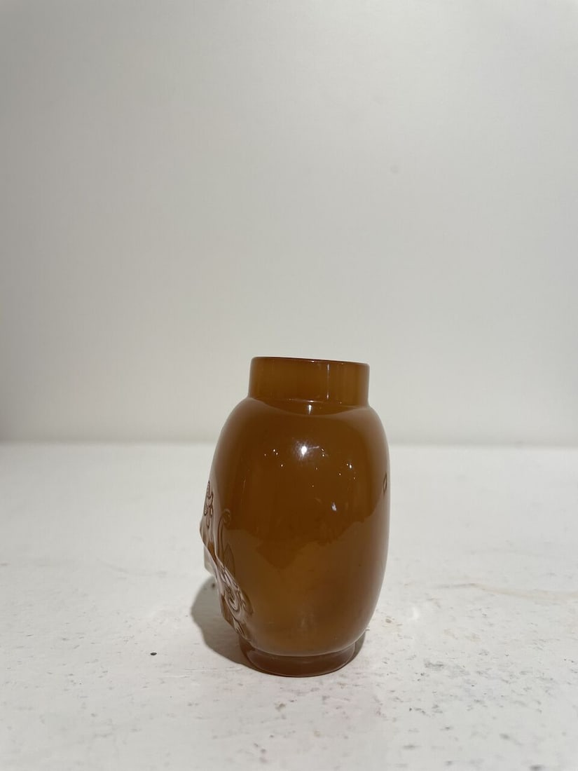AN AGATE 'EGRET AND LOTUS' AND AN AGATE 'MYTHICAL BEAST' SNUFF BOTTLE 19th/20th century (2) - 7