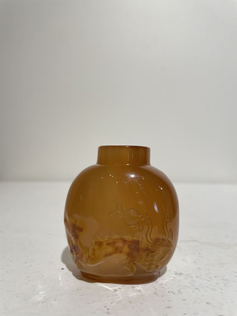 AN AGATE 'EGRET AND LOTUS' AND AN AGATE 'MYTHICAL BEAST' SNUFF BOTTLE 19th/20th century (2) - 8