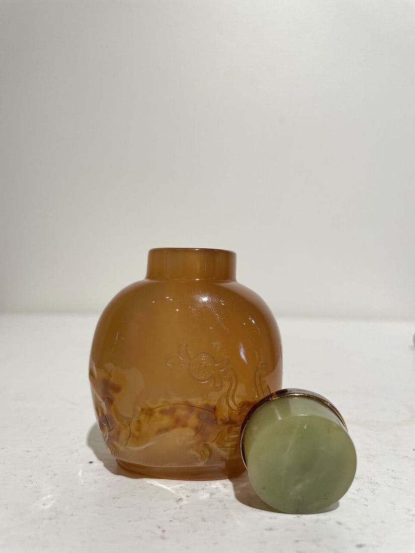 AN AGATE 'EGRET AND LOTUS' AND AN AGATE 'MYTHICAL BEAST' SNUFF BOTTLE 19th/20th century (2) - 9