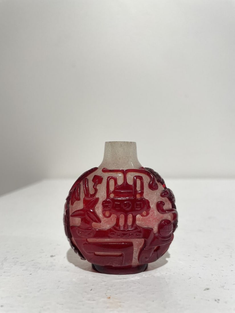 A RED OVERLAY GLASS 'ANTIQUITY' SNUFF BOTTLE 19th century - 6