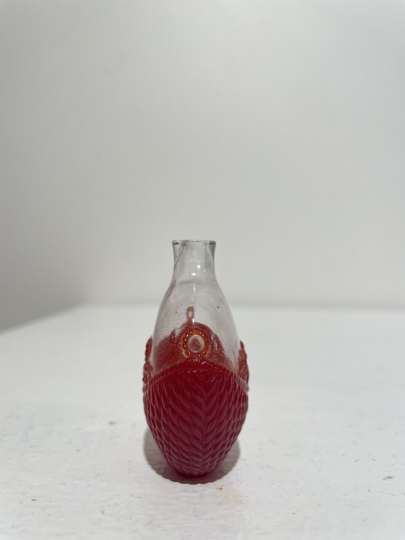 A RED OVERLAY GLASS 'CRAB AND BASKET' SNUFF BOTTLE 19th/20th century - 4