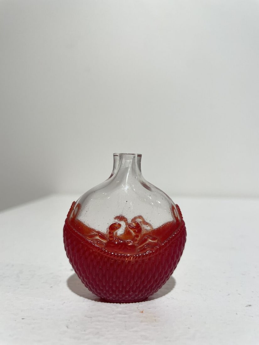 A RED OVERLAY GLASS 'CRAB AND BASKET' SNUFF BOTTLE 19th/20th century - 5