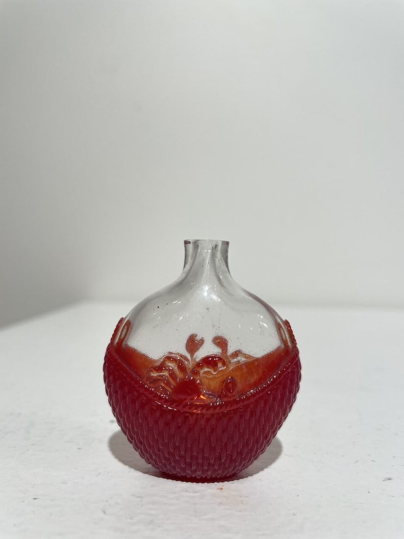 A RED OVERLAY GLASS 'CRAB AND BASKET' SNUFF BOTTLE 19th/20th century - 7