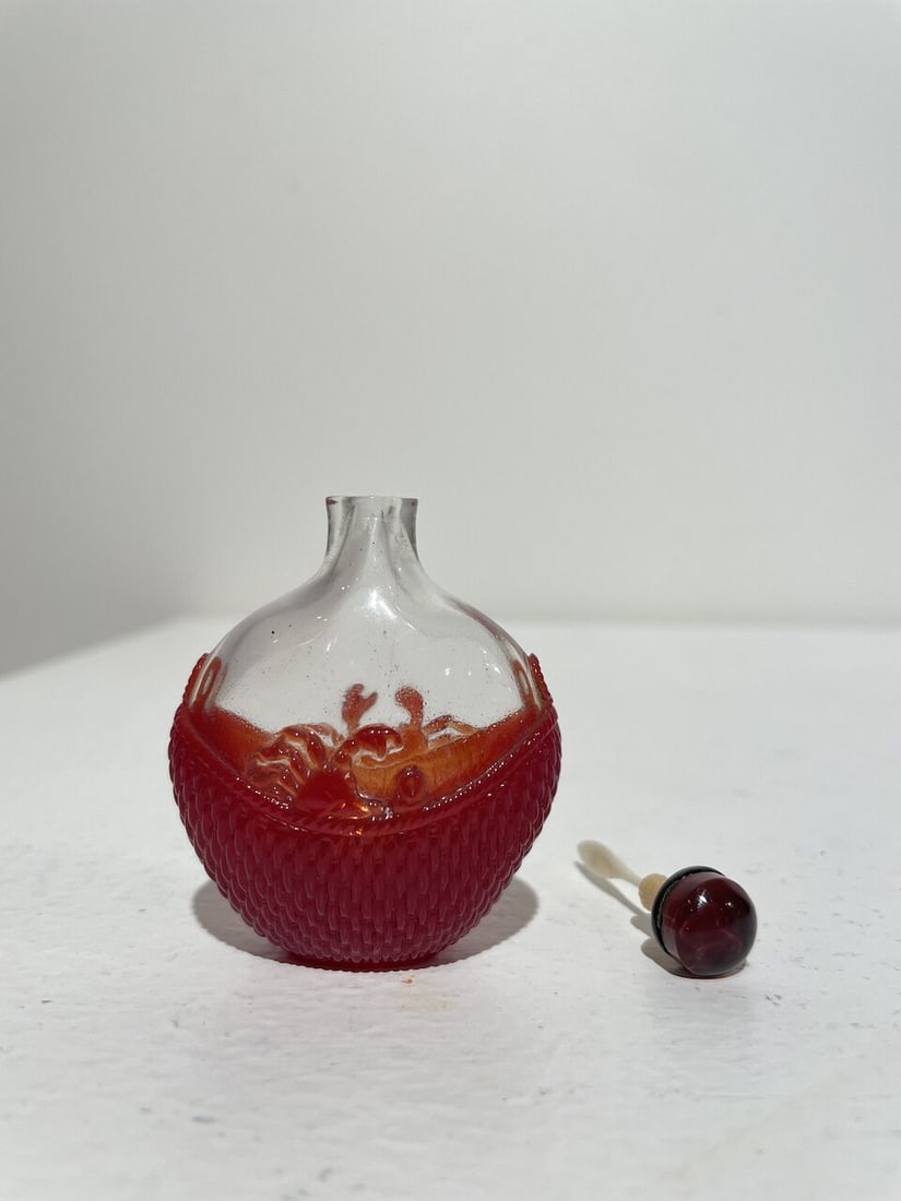 A RED OVERLAY GLASS 'CRAB AND BASKET' SNUFF BOTTLE 19th/20th century - 8