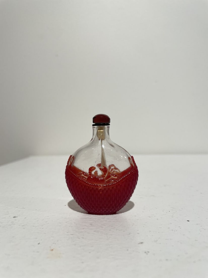 A RED OVERLAY GLASS 'CRAB AND BASKET' SNUFF BOTTLE 19th/20th century - 9