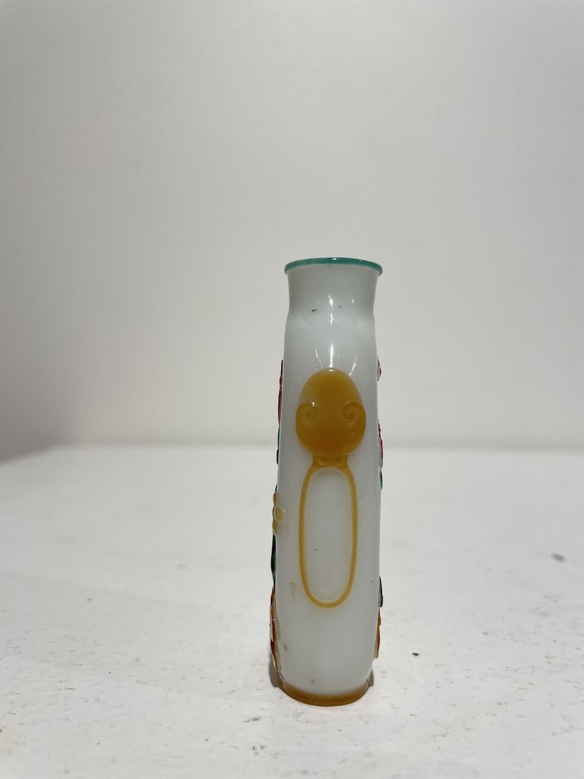 A MULTI-COLOUR OVERLAY MILKY GLASS SNUFF BOTTLE Yangzhou School, circa 1880s - 8