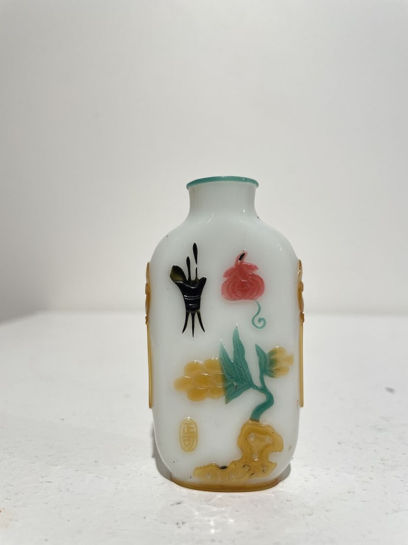 A MULTI-COLOUR OVERLAY MILKY GLASS SNUFF BOTTLE Yangzhou School, circa 1880s - 9