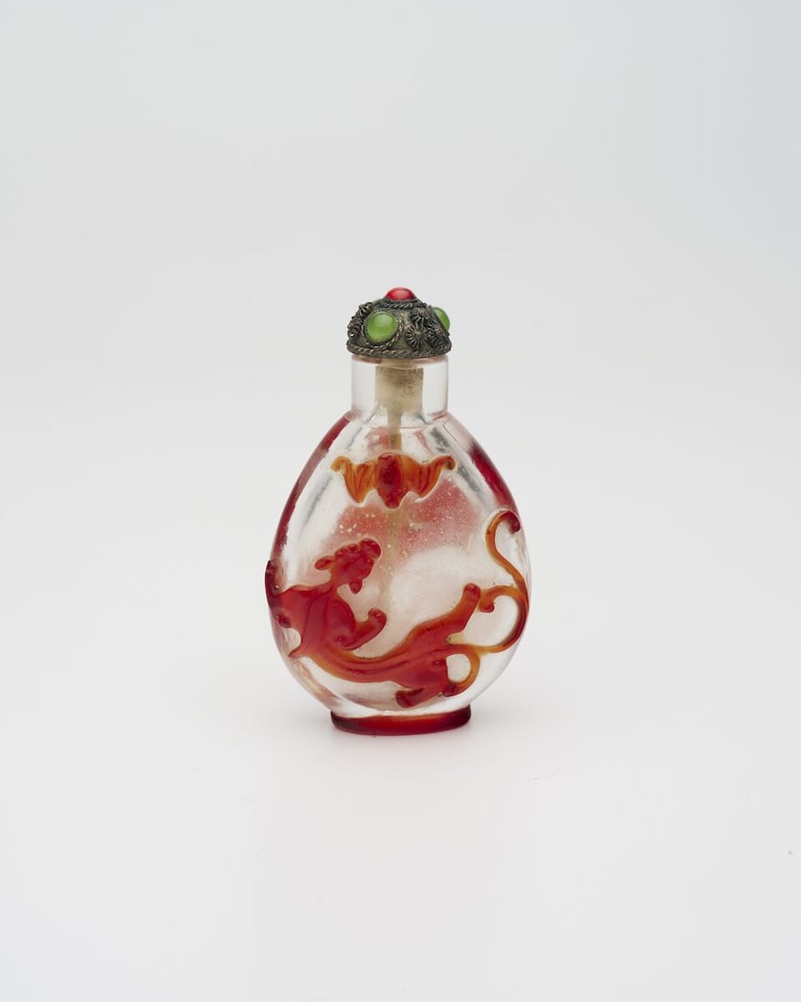 A RED OVERLAY GLASS 'CHI-DRAGON' SNUFF BOTTLE Late Qing to Republic Period - 2