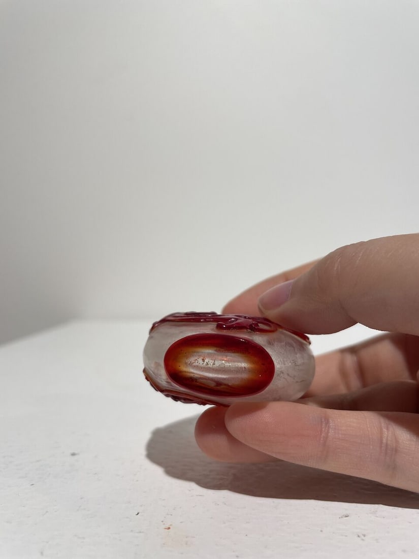 A RED OVERLAY GLASS 'CHI-DRAGON' SNUFF BOTTLE Late Qing to Republic Period - 3