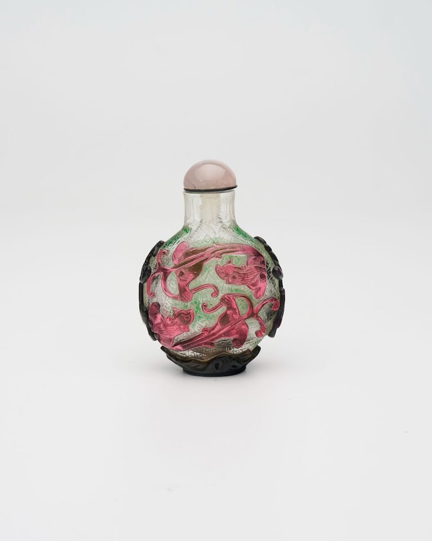 A MULTI-COLOUR OVERLAY GLASS 'CHI-DRAGON' SNUFF BOTTLE Late Qing Dynasty - 2