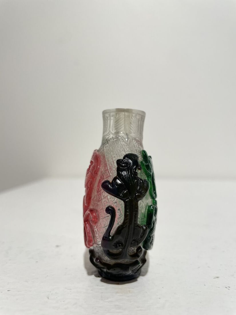 A MULTI-COLOUR OVERLAY GLASS 'CHI-DRAGON' SNUFF BOTTLE Late Qing Dynasty - 7