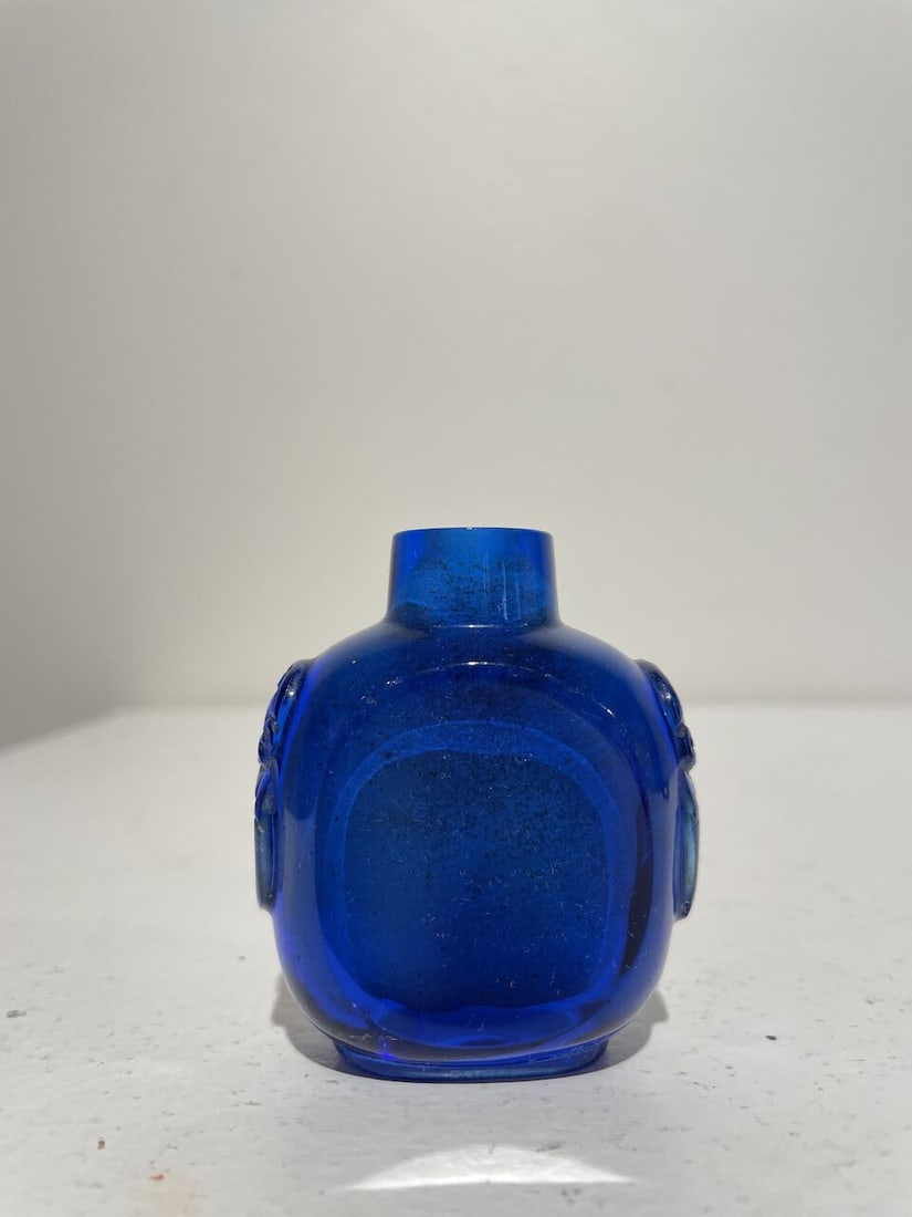 A RUBY-RED AND A BLUE GLASS SNUFF BOTTLES 19th/20th century (2) - 16