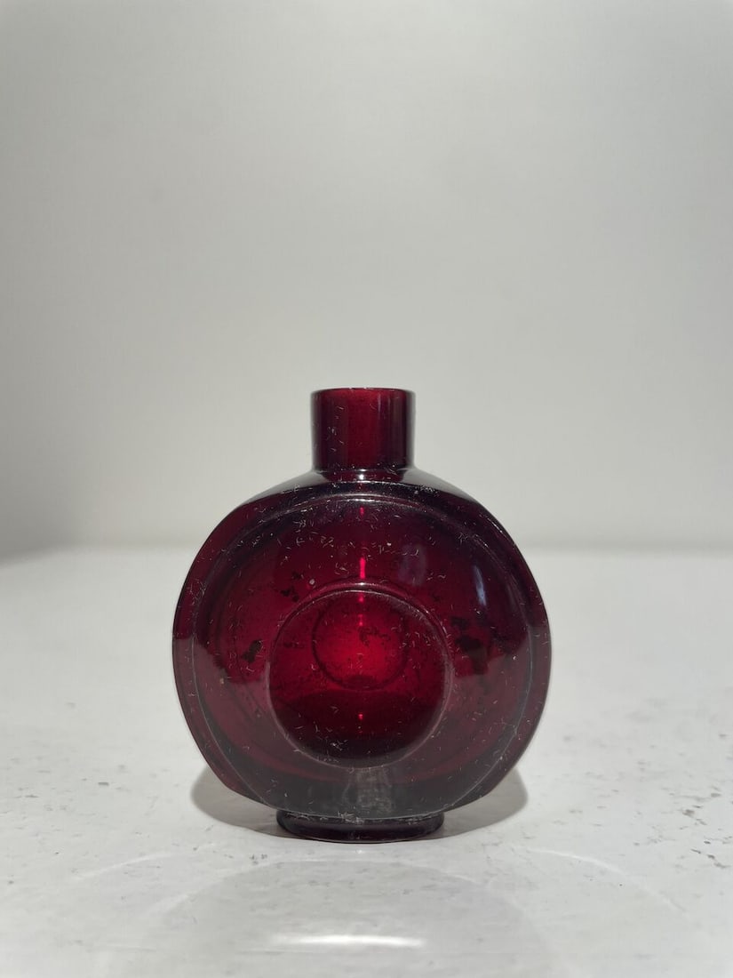 A RUBY-RED AND A BLUE GLASS SNUFF BOTTLES 19th/20th century (2) - 8
