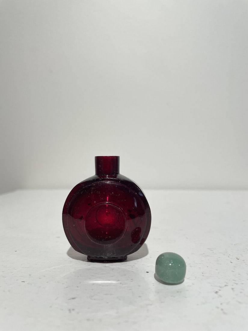 A RUBY-RED AND A BLUE GLASS SNUFF BOTTLES 19th/20th century (2) - 9
