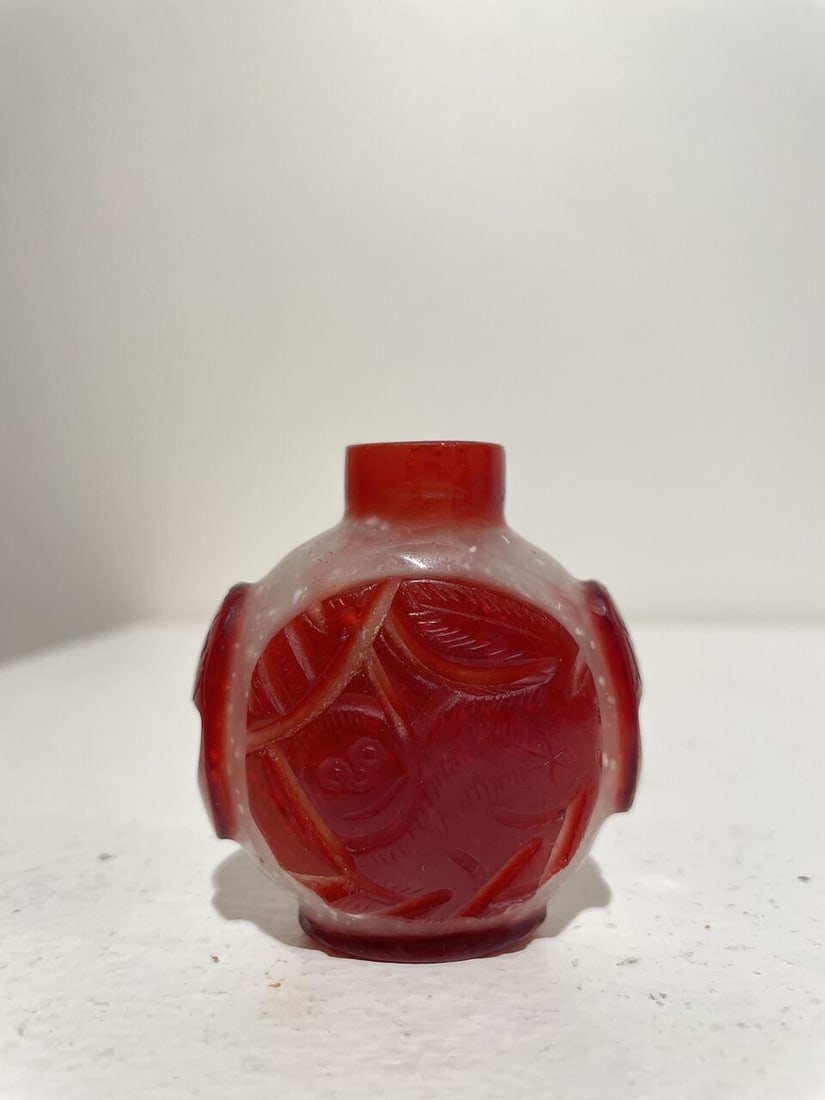 THREE OVERLAY GLASS SNUFF BOTTLES 20th century (3) - 12