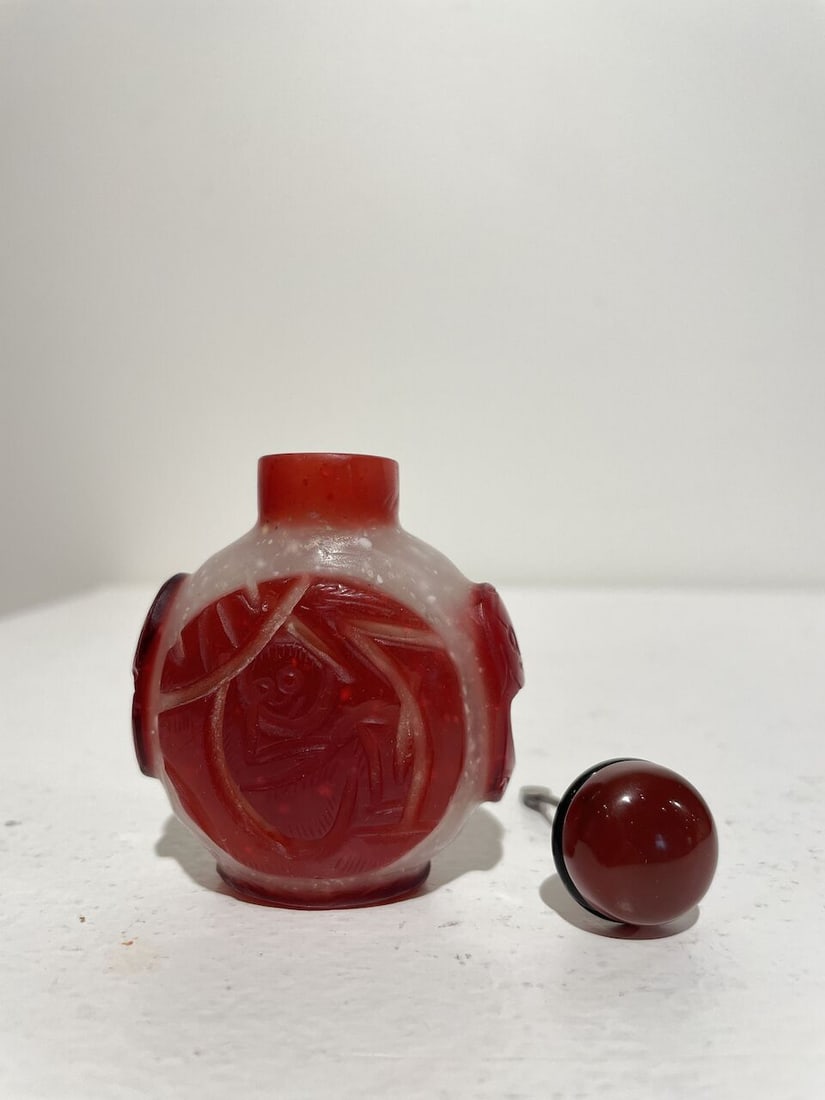 THREE OVERLAY GLASS SNUFF BOTTLES 20th century (3) - 15