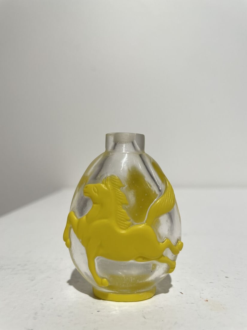 THREE OVERLAY GLASS SNUFF BOTTLES 20th century (3) - 19