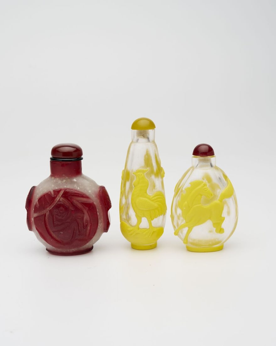 THREE OVERLAY GLASS SNUFF BOTTLES 20th century (3) (1 of 20)
