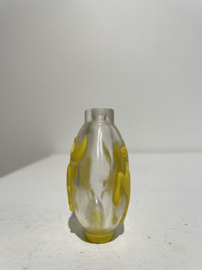 THREE OVERLAY GLASS SNUFF BOTTLES 20th century (3) - 20