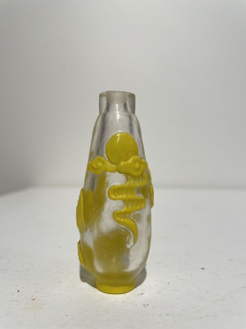 THREE OVERLAY GLASS SNUFF BOTTLES 20th century (3) - 5