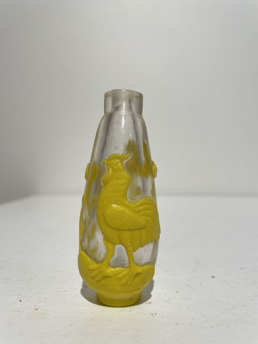 THREE OVERLAY GLASS SNUFF BOTTLES 20th century (3) - 6
