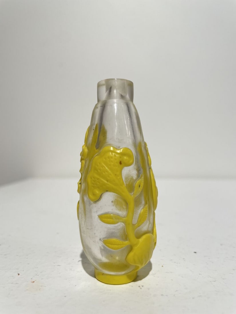 THREE OVERLAY GLASS SNUFF BOTTLES 20th century (3) - 7