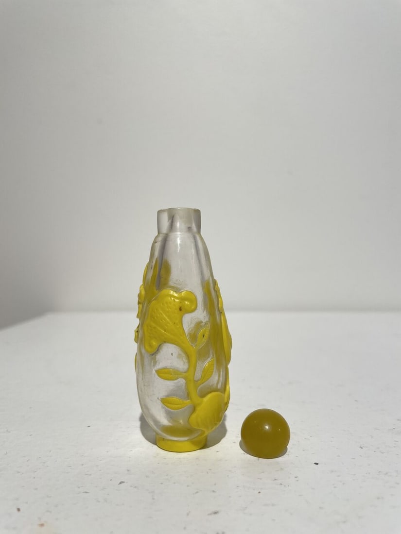 THREE OVERLAY GLASS SNUFF BOTTLES 20th century (3) - 8