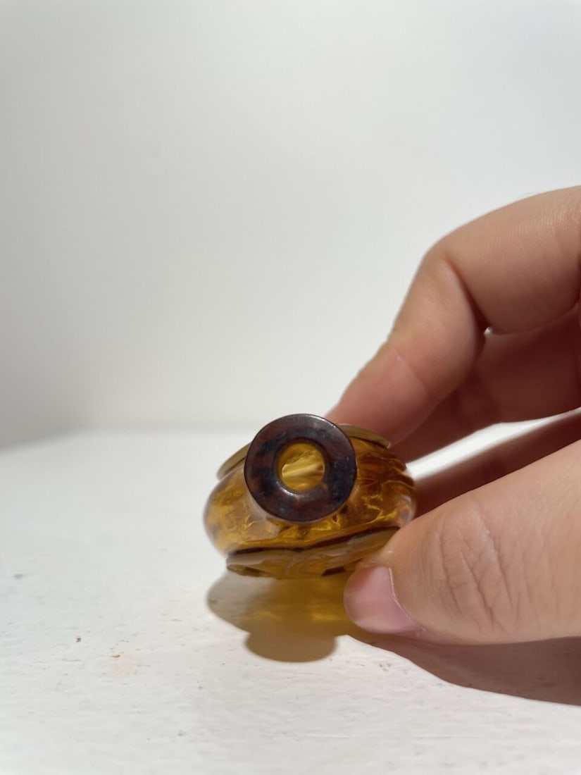 AN AMBER GLASS 'CHI DRAGON', AND A GREEN OVERLAY GLASS 'GRASSHOPPER AND CABBAGE' SNUFF BOTTLE 19... - 4