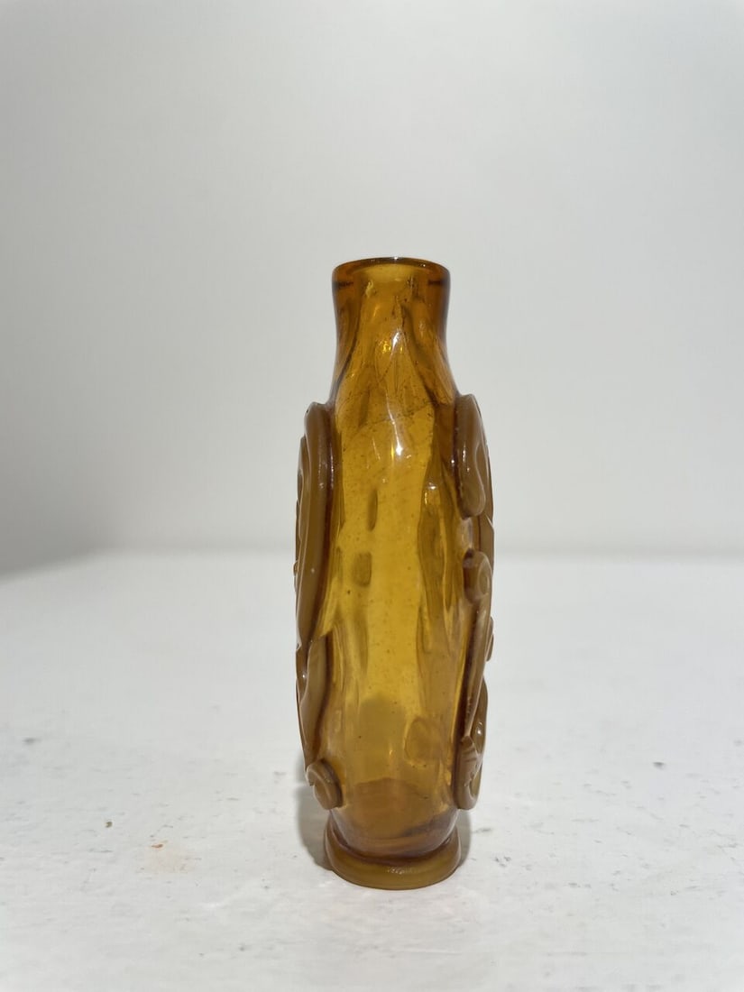 AN AMBER GLASS 'CHI DRAGON', AND A GREEN OVERLAY GLASS 'GRASSHOPPER AND CABBAGE' SNUFF BOTTLE 19... - 5