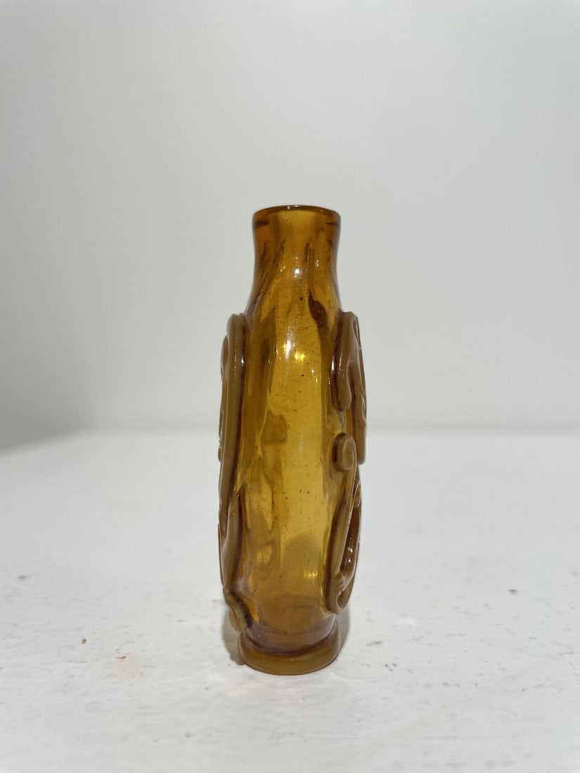 AN AMBER GLASS 'CHI DRAGON', AND A GREEN OVERLAY GLASS 'GRASSHOPPER AND CABBAGE' SNUFF BOTTLE 19... - 7