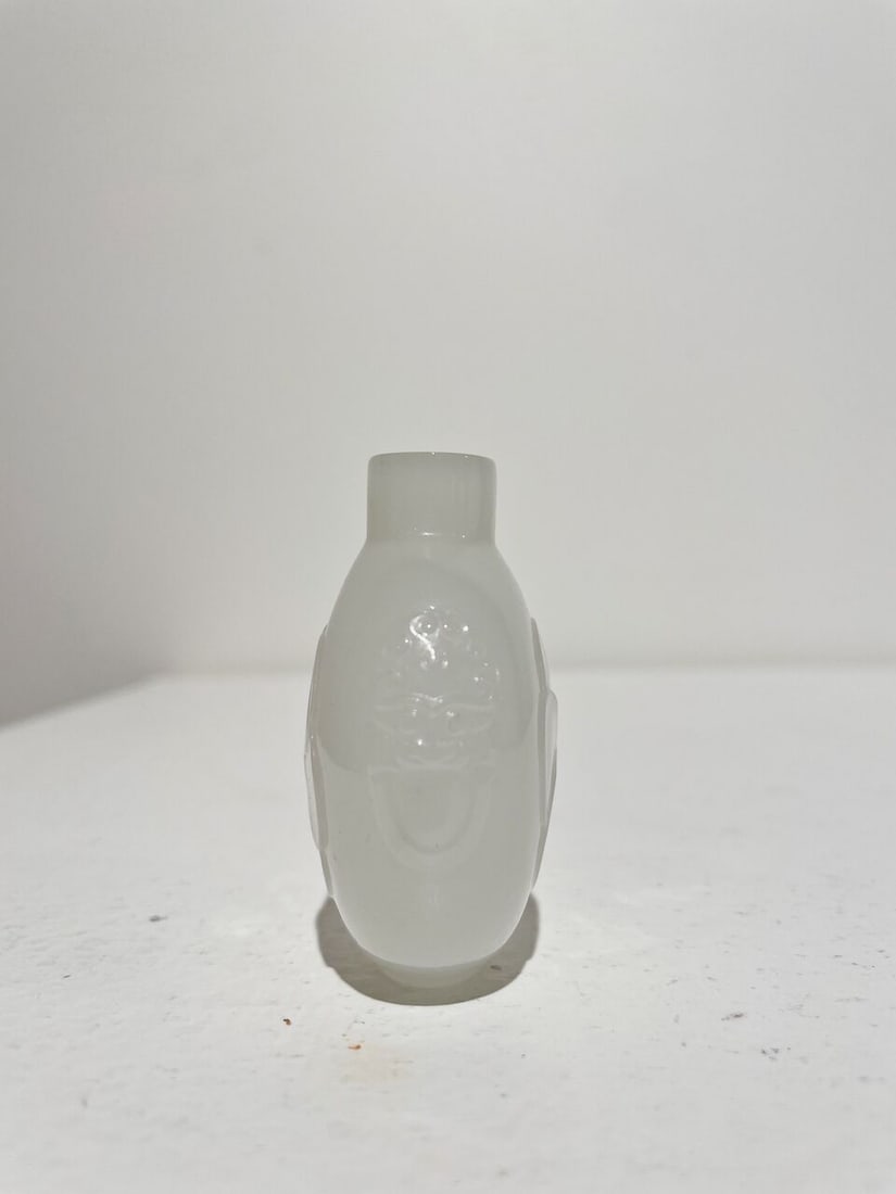A YELLOW AND A MILKY GLASS SNUFF BOTTLE AND TWO SNUFF DISHES 19th/20th century (4) - 9