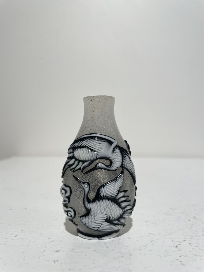 THREE COLOURED OVERLAY GLASS SNUFF BOTTLES 20th century (3) - 13