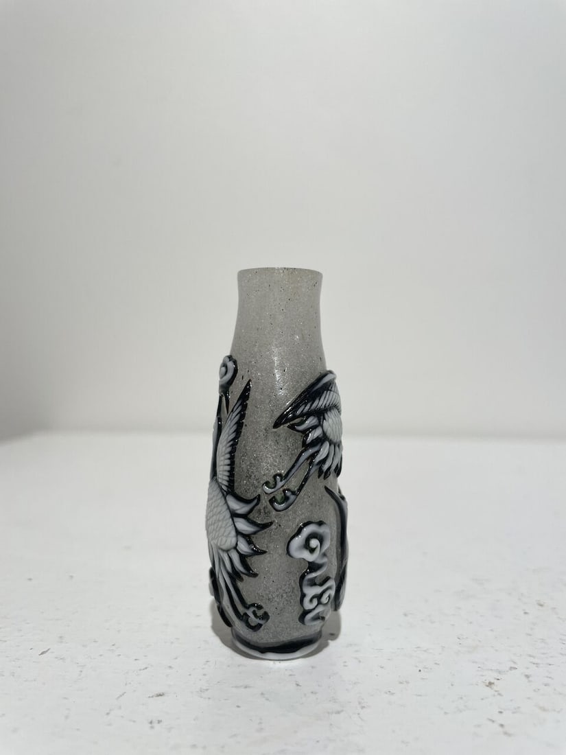 THREE COLOURED OVERLAY GLASS SNUFF BOTTLES 20th century (3) - 14