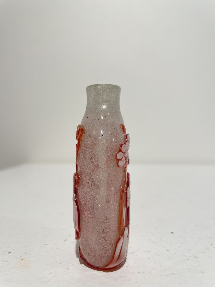 THREE COLOURED OVERLAY GLASS SNUFF BOTTLES 20th century (3) - 19