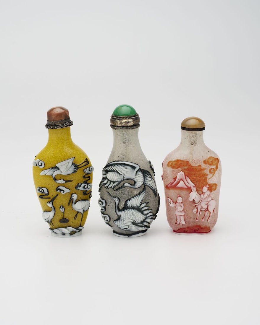THREE COLOURED OVERLAY GLASS SNUFF BOTTLES 20th century (3) (1 of 20)