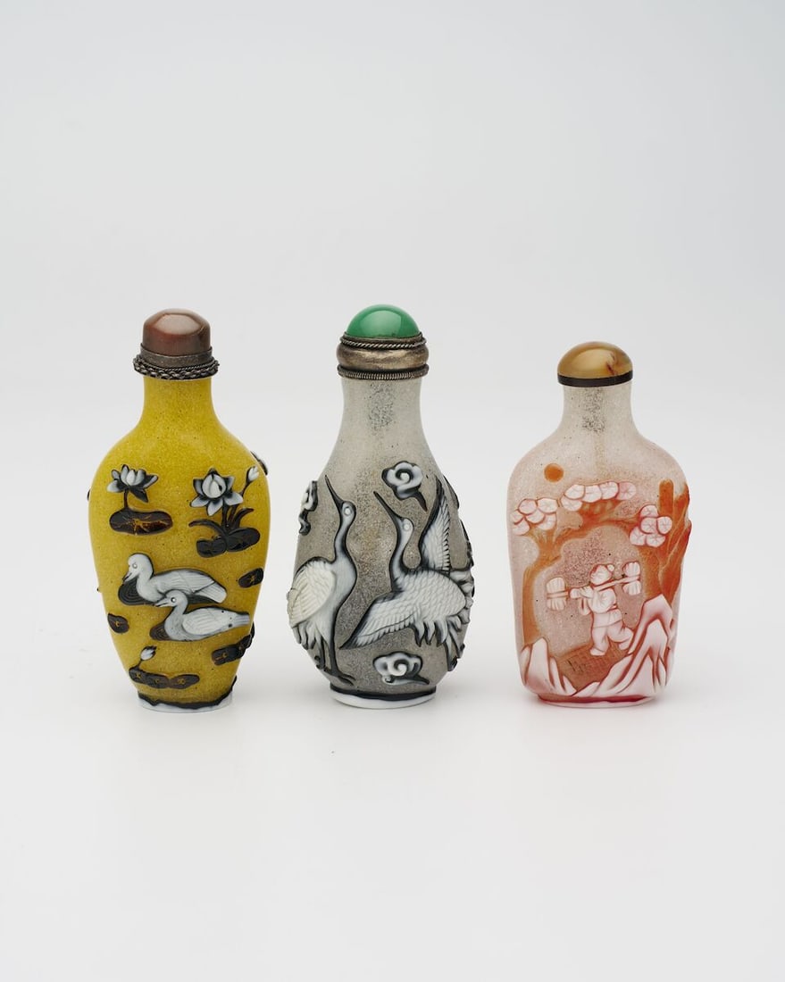 THREE COLOURED OVERLAY GLASS SNUFF BOTTLES 20th century (3) - 2