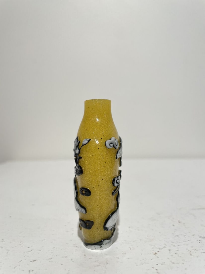THREE COLOURED OVERLAY GLASS SNUFF BOTTLES 20th century (3) - 5