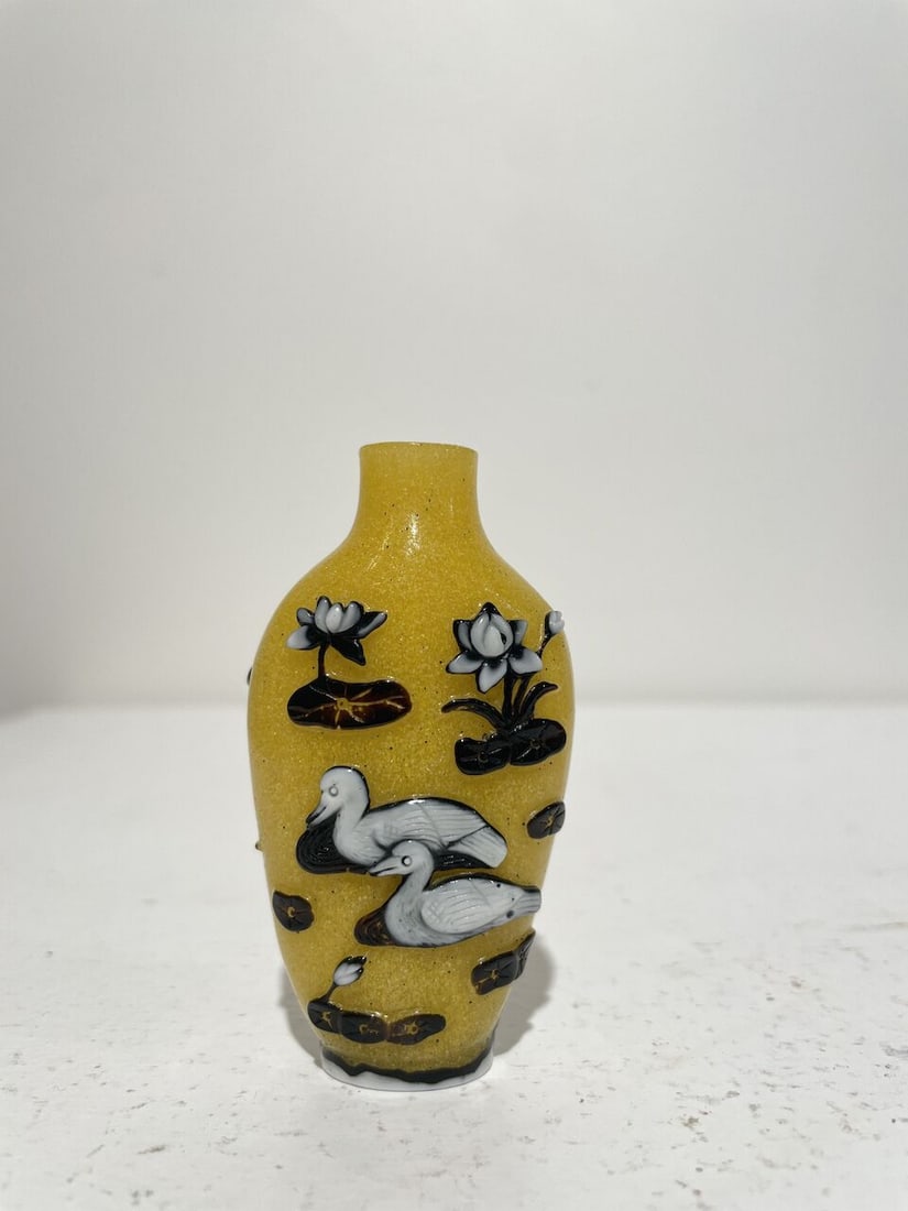 THREE COLOURED OVERLAY GLASS SNUFF BOTTLES 20th century (3) - 6