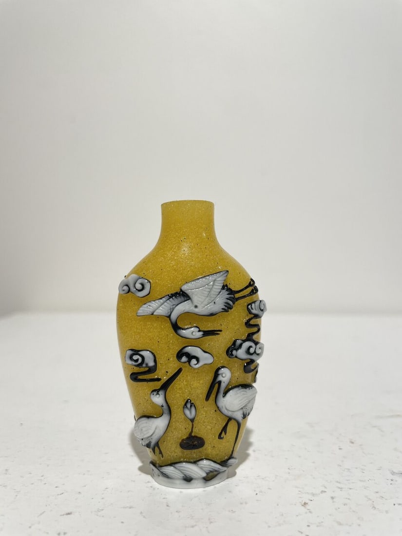THREE COLOURED OVERLAY GLASS SNUFF BOTTLES 20th century (3) - 8
