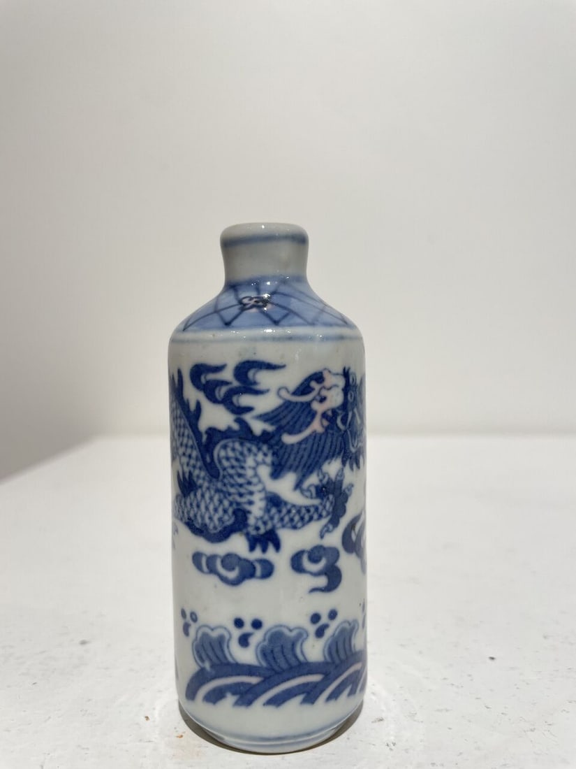 TWO UNDERGLAZE-BLUE AND COPPER-RED SNUFF BOTTLES Kangxi and Qianlong marks, mid 20th century (2) - 11
