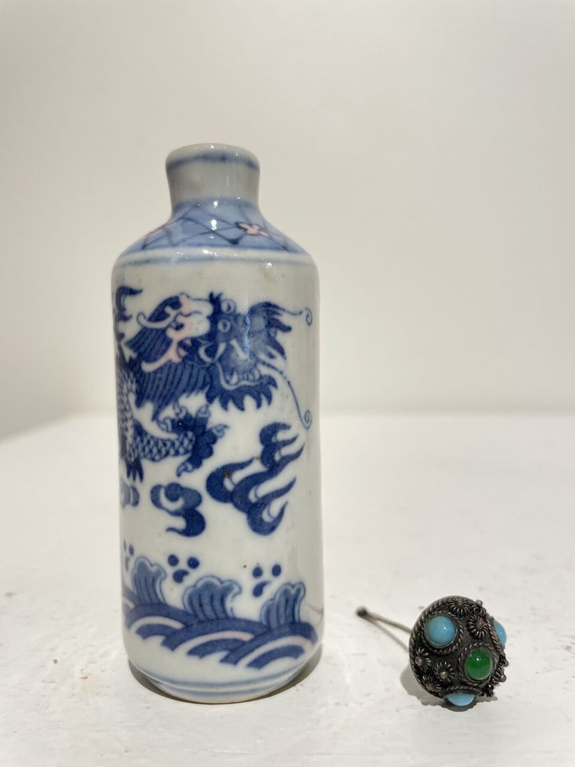 TWO UNDERGLAZE-BLUE AND COPPER-RED SNUFF BOTTLES Kangxi and Qianlong marks, mid 20th century (2) - 15
