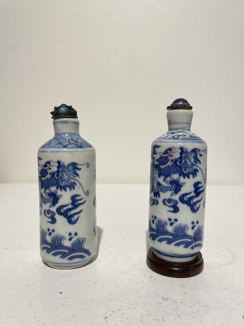 TWO UNDERGLAZE-BLUE AND COPPER-RED SNUFF BOTTLES Kangxi and Qianlong marks, mid 20th century (2) - 16